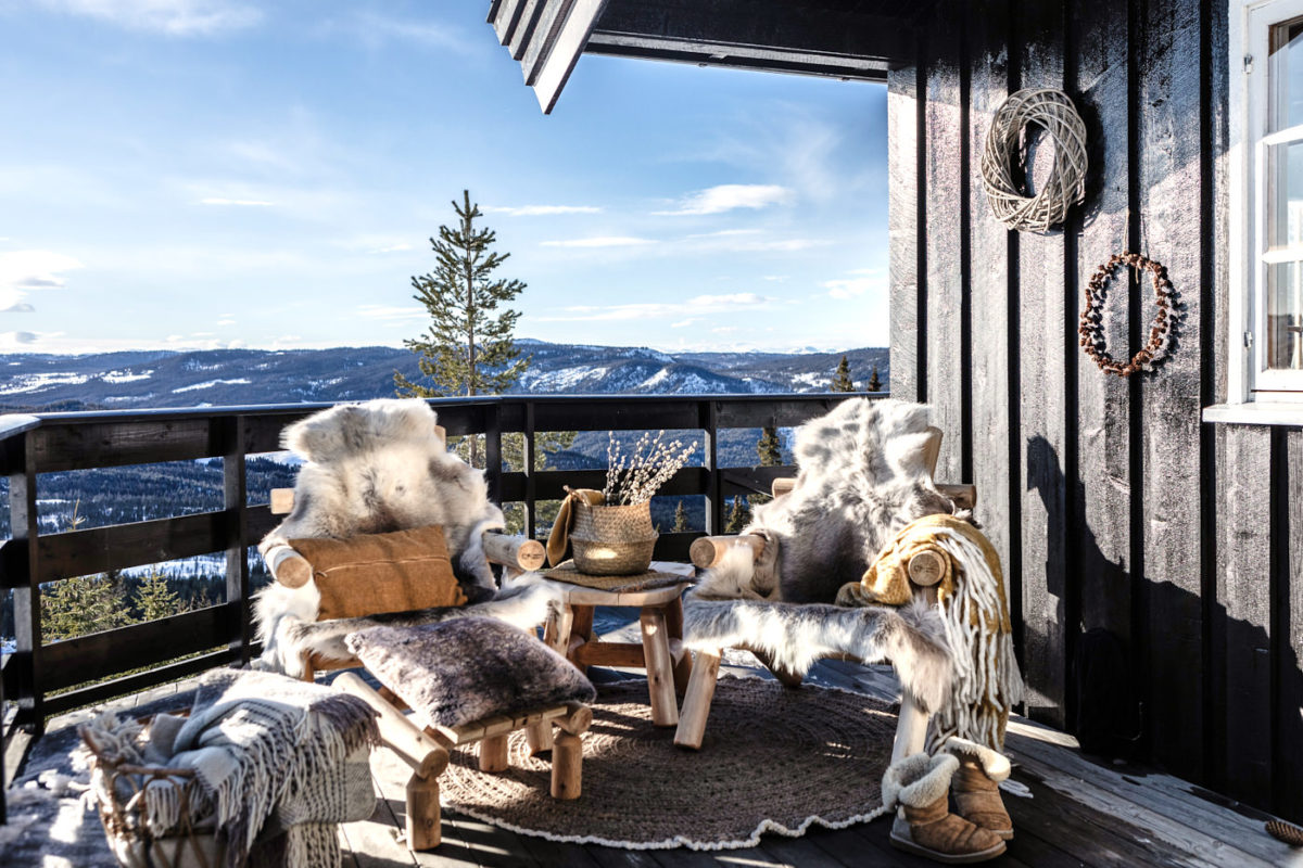 Hyttemøbler ute på terrassen med fin utsikt
