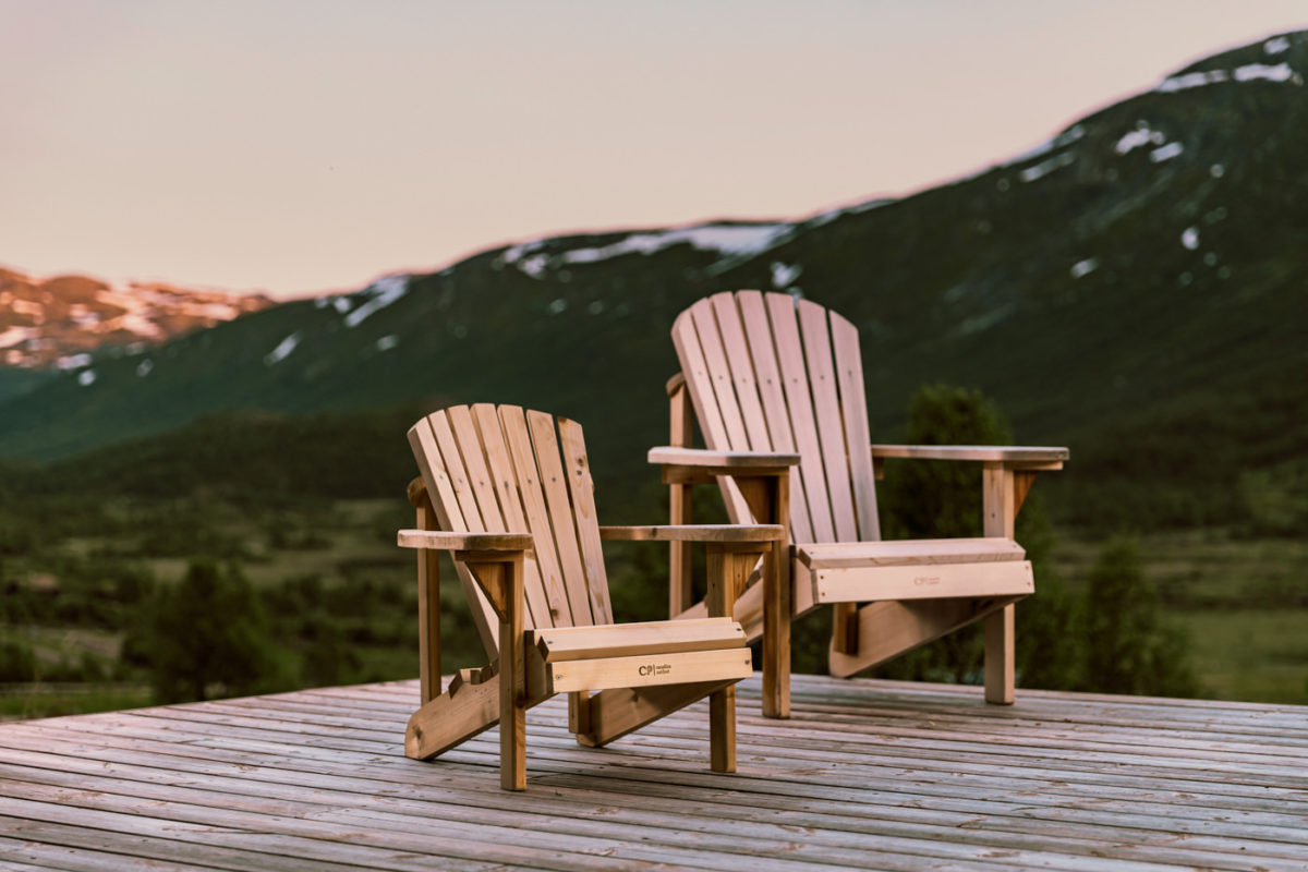 To Adirondack-stoler hvor den ene er barnestol med fjell i bakgrunn